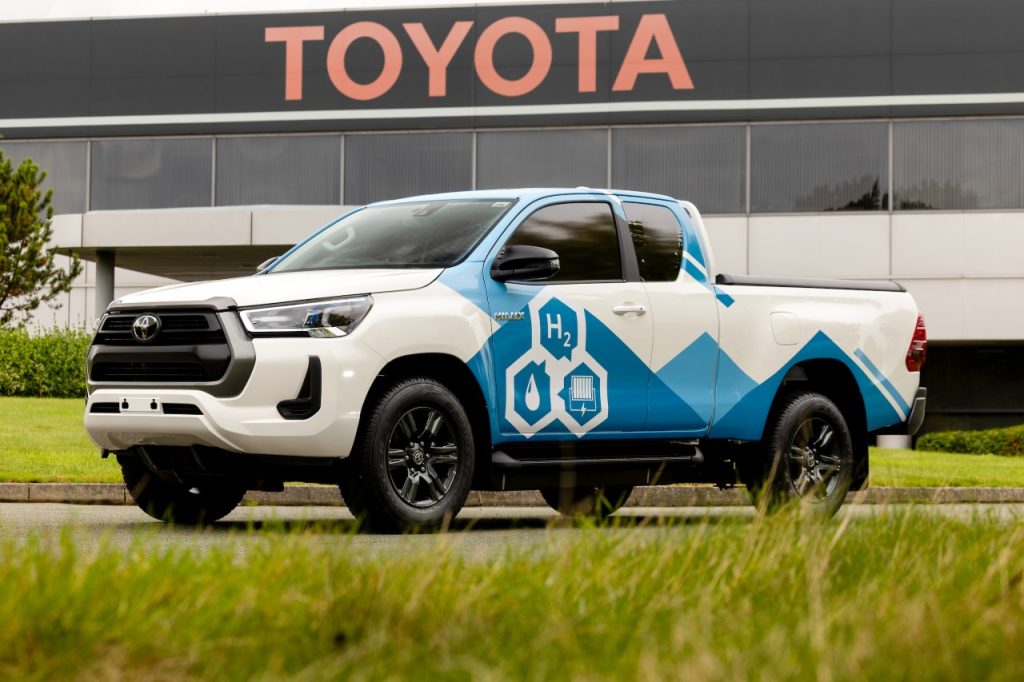 Toyota odhalila prototyp vodíkového Hiluxu